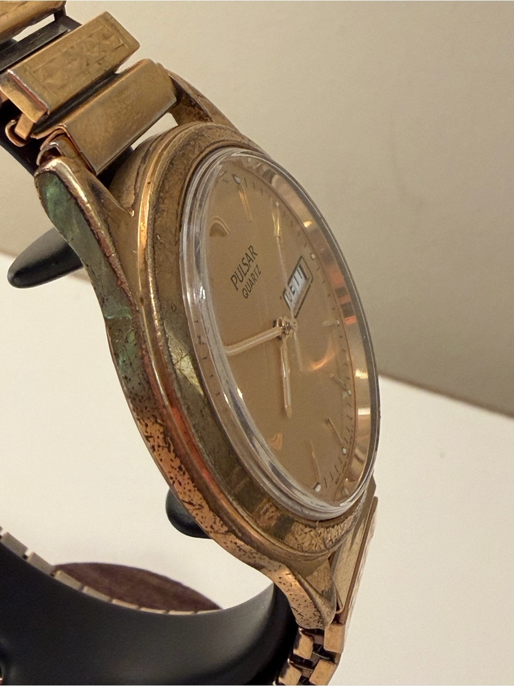 Vintage Pulsar Quartz Day-Date – Gold Tone Stretch Bracelet (36mm) - Picture 4 of 7